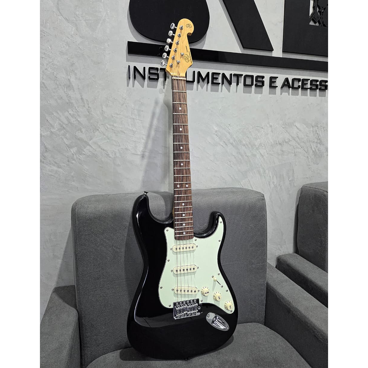 Guitarra Strato Vintage SST62 Com Bag. - Image 3