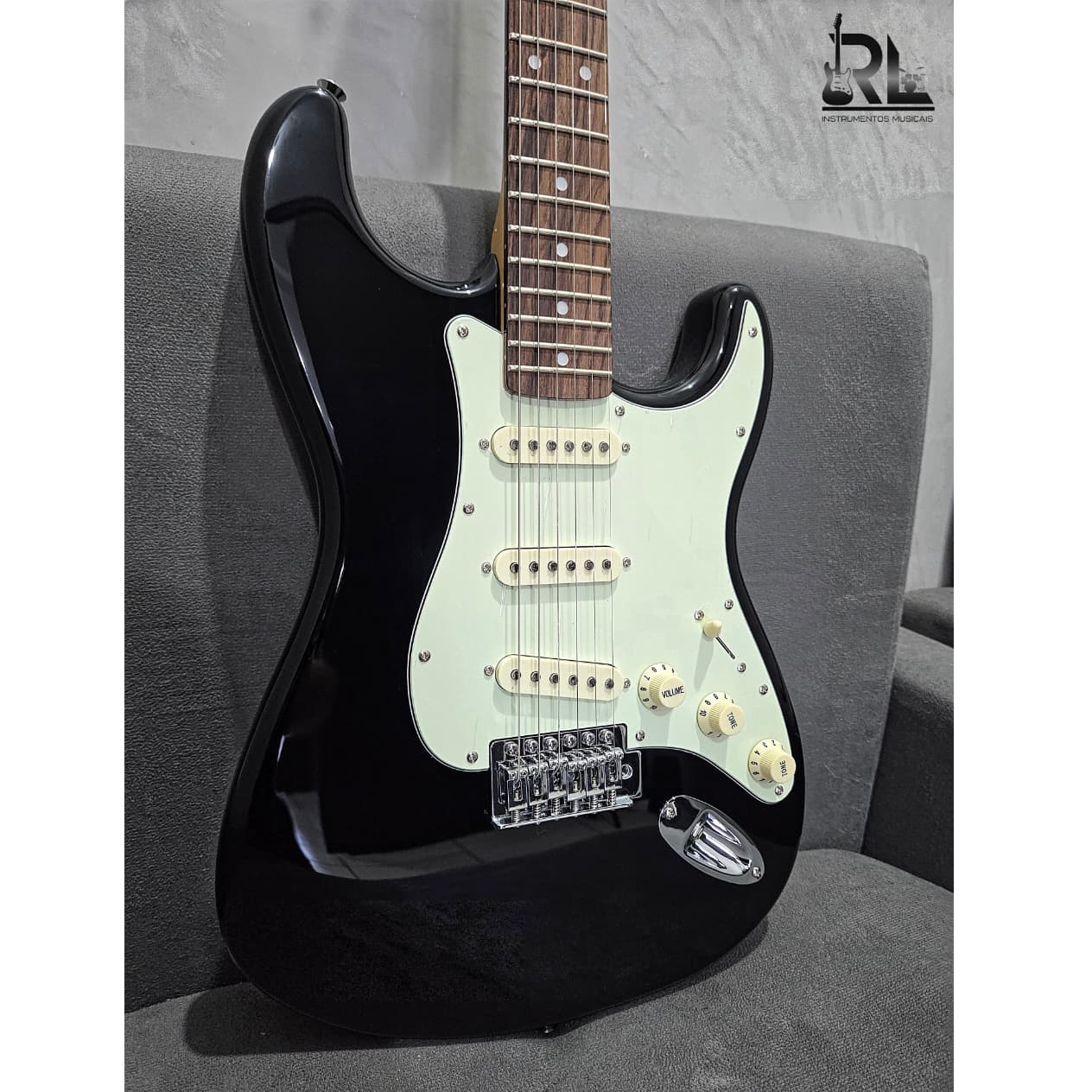 Guitarra Strato Vintage SST62 Com Bag. - Image 4