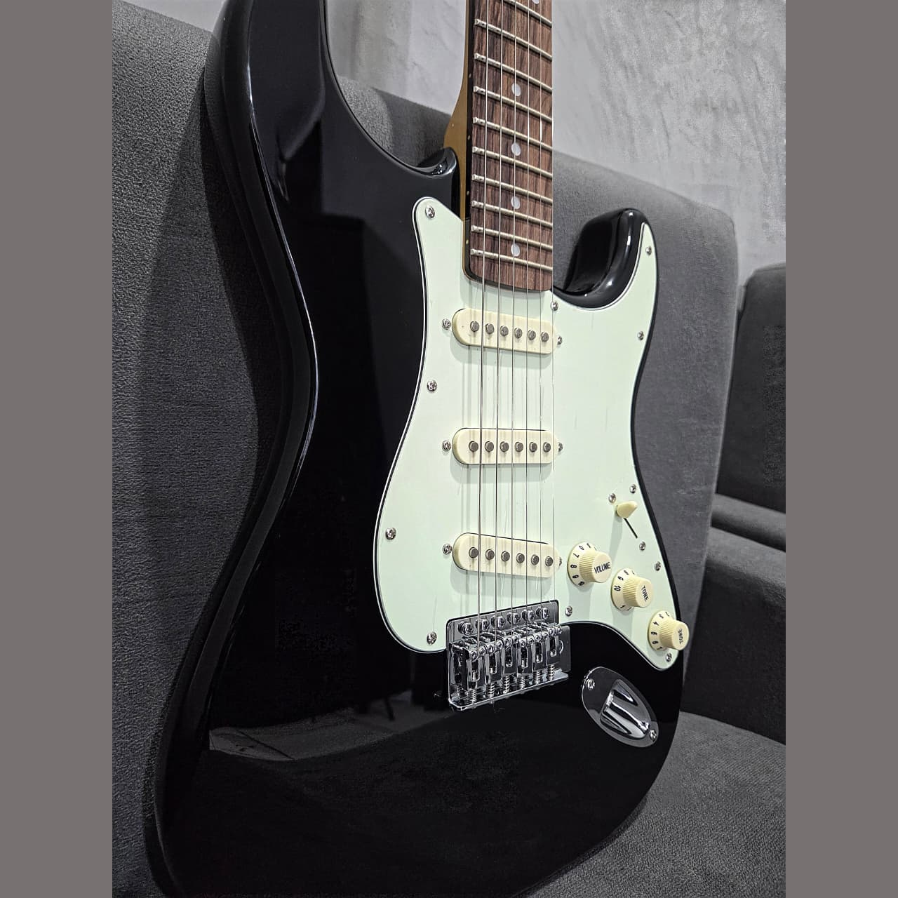 Guitarra Strato Vintage SST62 Com Bag. - Image 5