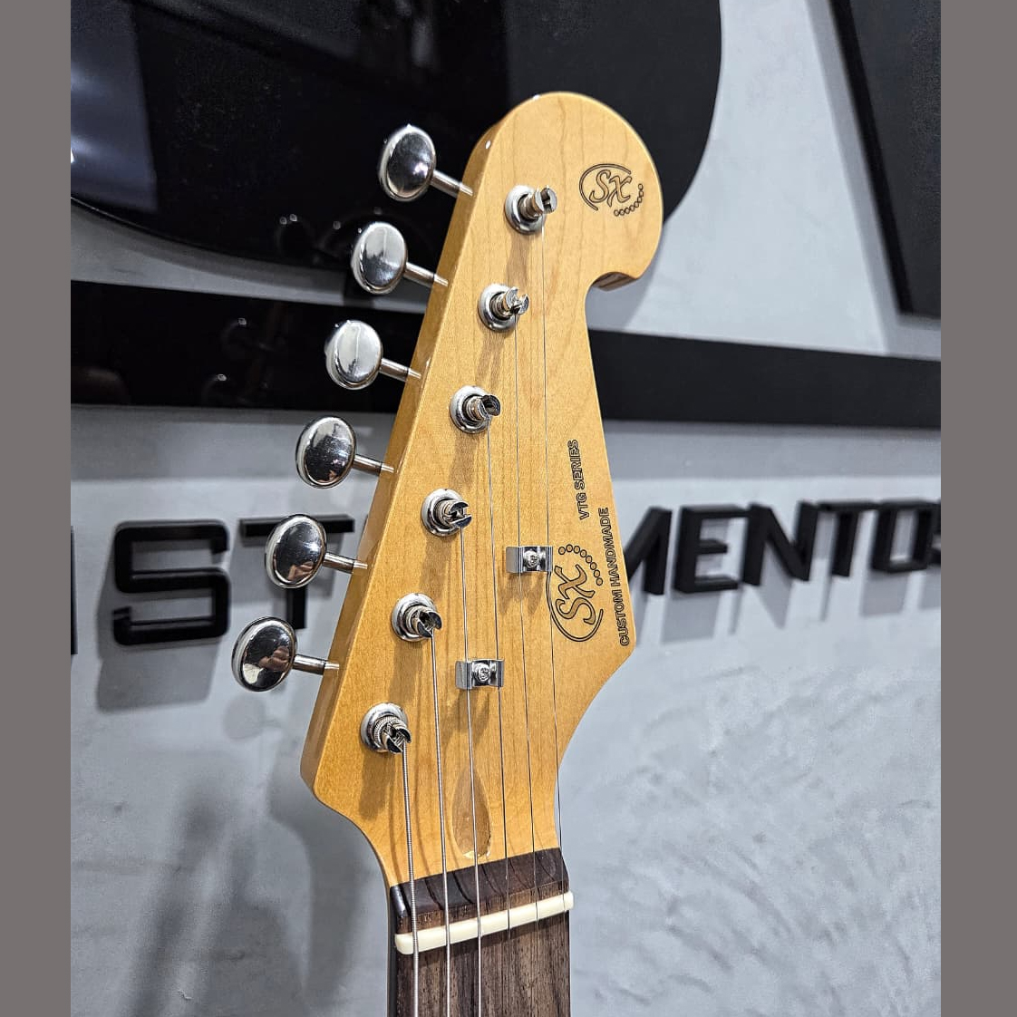 Guitarra Strato Vintage SST62 Com Bag. - Image 6