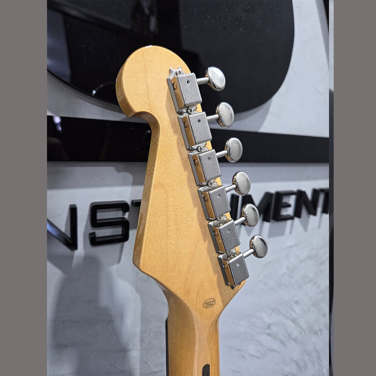 Guitarra Strato Vintage SST62 Com Bag. - Image 8